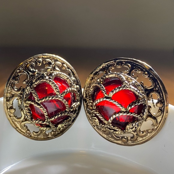Red and gold, Vintage clip on earrings. Stunning ornate antique gold casing. - Picture 7 of 7